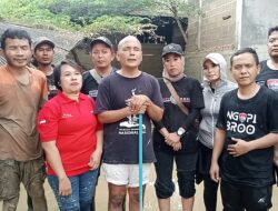 Komunitas Ngopi Broo Bergotong Royong Bantu Warga Bersihkan Sisa Lumpur Banjir Kampung Lebak Teluk Pucung Bekasi
