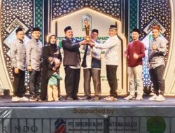 Serahkan Langsung Piala Bergilir Dan Uang Pembinaan Kepada Juara Umum FESIR-4, Kades Asmawi Sebut Tetap Semangat Dan Terus Belajar