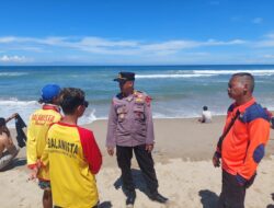 Di Pantai Ciantir Kapospam Wisata Sawarna Polsek Bayah Polres Lebak Himbau Kamtibmas Kepada Para Wisatawan
