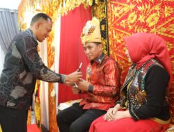 Wakil Walikota Husaini Hadiri Pisah Sambut Kapolres Lhokseumawe Acara Diawali Pemasangan Kupiah Meukeutop dan Rencong Kepada Kapolres Baru AKBP Dr Ahzan