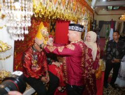 Sebuah Prosesi Adat, Kapolres Baru Disematkan Maketup dan Rencong oleh Bupati dan Walikota