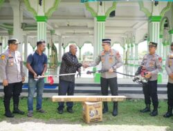 Kapolres Pidie Serahkan Bantuan Mesin Potong Rumput Untuk Mesjid Babut Taqwa