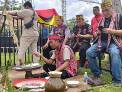 Acara Ritual Adat Ngampar Bide Buka Rangkaian Naik Dango ke-2 di Pontianak