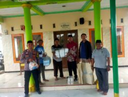 Srimahi Peduli, Kades Sudarto Bagikan Paketan Kain Kafan Untuk Warga Di Tiga Dusun