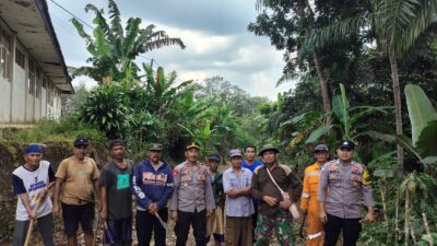 Warga Desa Cisampang Melaksanakan Kegiatan Kerja Bakti Yang Di hadiri Oleh Tokoh Masyarakat Aparat Desa TNI & Polri