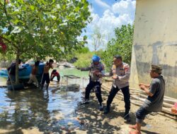 Kapolsek Muara Dua Bersama Personel Bantu Nelayan Sedang Kesulitan