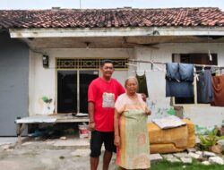 Peduli Atas Kondisi Rumah Warganya Yang Memprihatinkan, Kades Srimahi Sudarto Berikan Bantuan Perbaikan Rumah