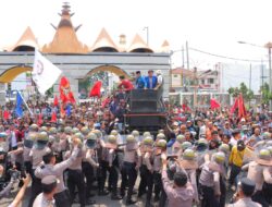 10 Polisi Terluka Saat Amankan Aksi Petani Singkong di Kantor Gubernur Lampung