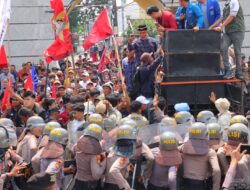 10 Polisi Terluka Saat Amankan Aksi Petani Singkong di Kantor Gubernur Lampung