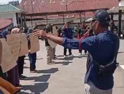 Puluhan Warga Sungai Nipah Tuntut Penuntasan Kasus Penjualan Aset Desa