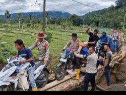 Jembatan Gampong Ambruk , Polsek Mane Polres Pidie Bantu Bangun Jembatan Darurat