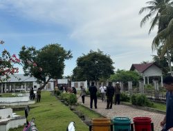 Sivitas UIN Sultanah Nahrasiyah Lakukan Aksi Bersih Makam