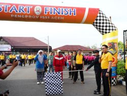 Bupati Pidie Kibarkan Bendera Start Jalan Santai HUT Bhayangkara ke-79 di Polres Pidie