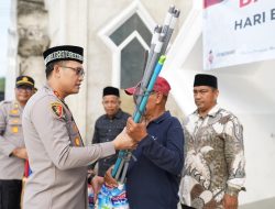 Kapolres Pidie Serahkan Bantuan Peralatan Kebersihan untuk Meunasah Gampong Asan