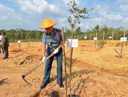 Danlanal Bintan Turut Serta Dalam Kegiatan Penanaman Pohon Rehabilitasi Lahan