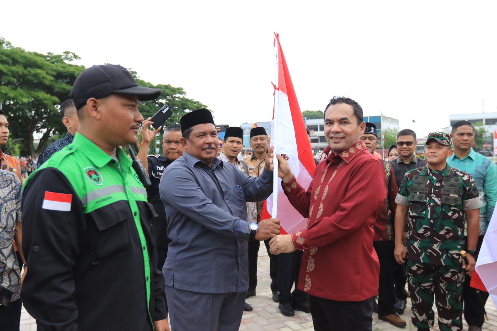 Pemko Lhokseumawe Gelar Pembagian Bendera Merah Putih Dan Launching Bahasa Aceh Dalam Rangka Hari Kemerdekaan