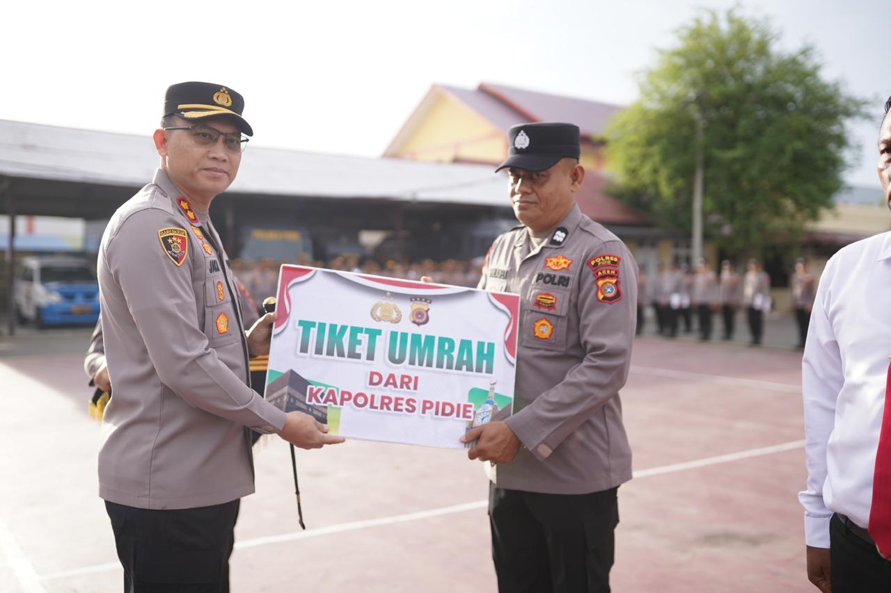 Kapolres Pidie Serahkan Penghargaan Kepada Personel Berprestasi, Satu Personel Raih Tiket Umrah