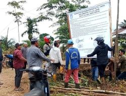 Warga Rasau Jaya Umum Pasang Baliho Besar Tolak Klaim Sepihak Lahan Perbatasan