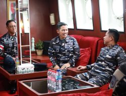 Prajurit Pangkalan TNI Angkatan Laut Dumai Sambut Kedatangan KRI Lambung Mangkurat-374