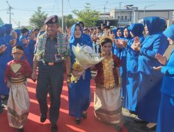 Komandan Satlinlamil 3 dan Ketua Cabang 4 Gabungan Jalasenastri Kolinlamil Disambut Dengan Tradisi Kearifan Lokal Angaru dan Tari Paduppa