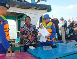 Patroli Laut, Kasat Polairud Polres Lhokseumawe, Periksa Kapal dan Ingatkan Nelayan Waspada Cuaca Ektrim