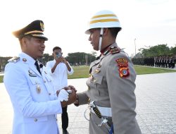 Momen Wakil Bupati Aceh Timur Saat Salami Komandan Upacara Usai Pimpin Penurunan Bendera HUT Ke 80 Kemerdekaan RI