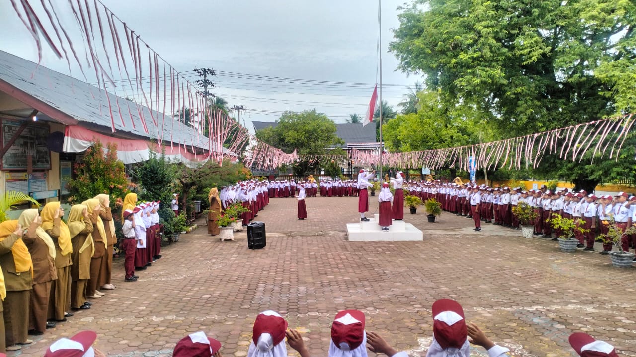 SD Negeri 9 Dewantara Gelar Upacara Bendera