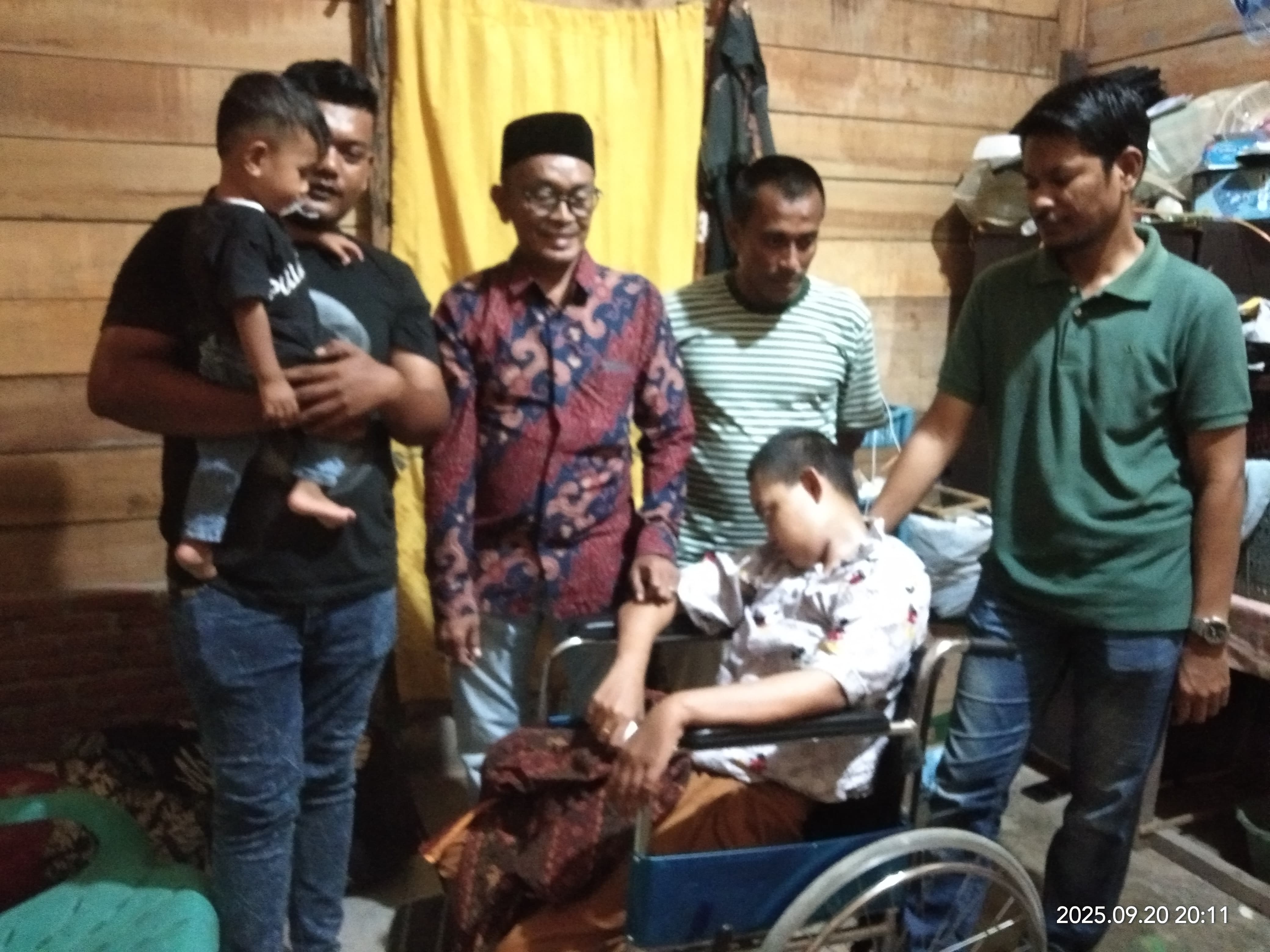 Wakil Ketua I DPRK Aceh Utara, H. Jirwani Ibnu (Nekjir) Berikan Bantuan Kursi Roda Pada Penderita Tumor Ganas