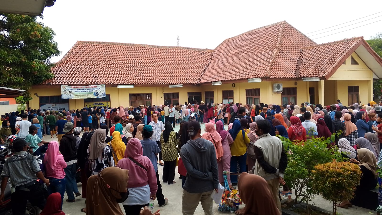 Ribuan Warga Babelan Membludak Antre BLT Kesra 2025, Satu Penerima Pingsan, Ini Penilaian Ketua Pokja Wartawan Babelan Utara