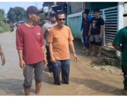 Kali Bekasi Meluap, Jalan Dan Pemukiman Warga Di Kedung Pengawas Babelan Terendam Banjir 