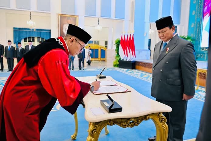 Presiden Prabowo Saksikan Pengucapan Sumpah Adies Kadir Sebagai Hakim Konstitusi