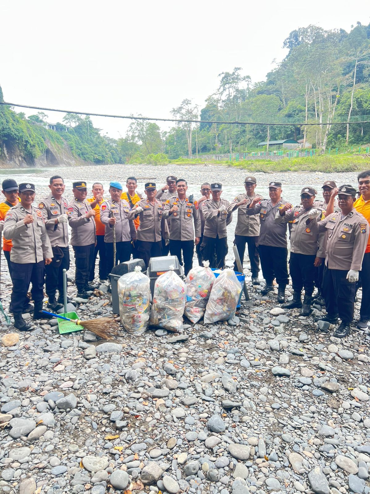 Polsek Padang Tualang Gotong Royong Bersihkan Ekowisata Tangkahan, Warga Apresiasi Kepedulian Polri