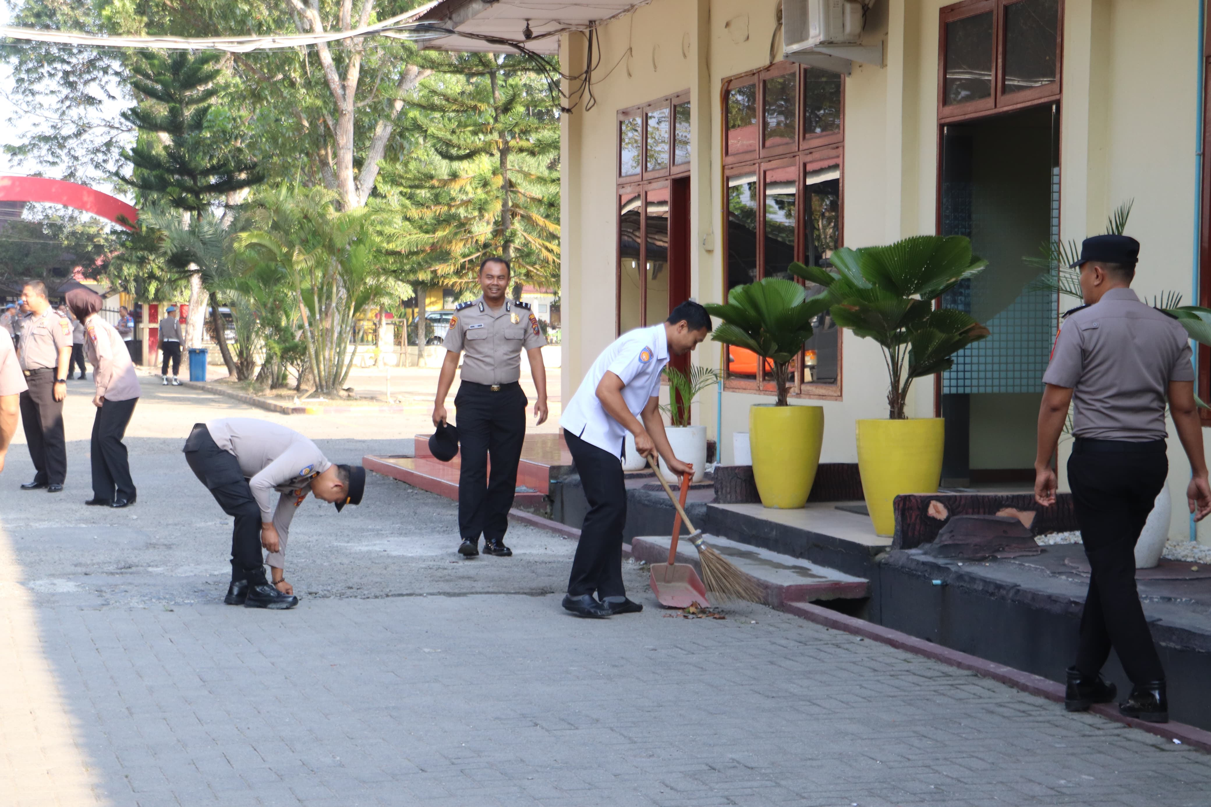 Polres Langkat Lakukan Giat Kurve Rutin Dilingkungan Mako Pelaksanaan Instruksi Presiden