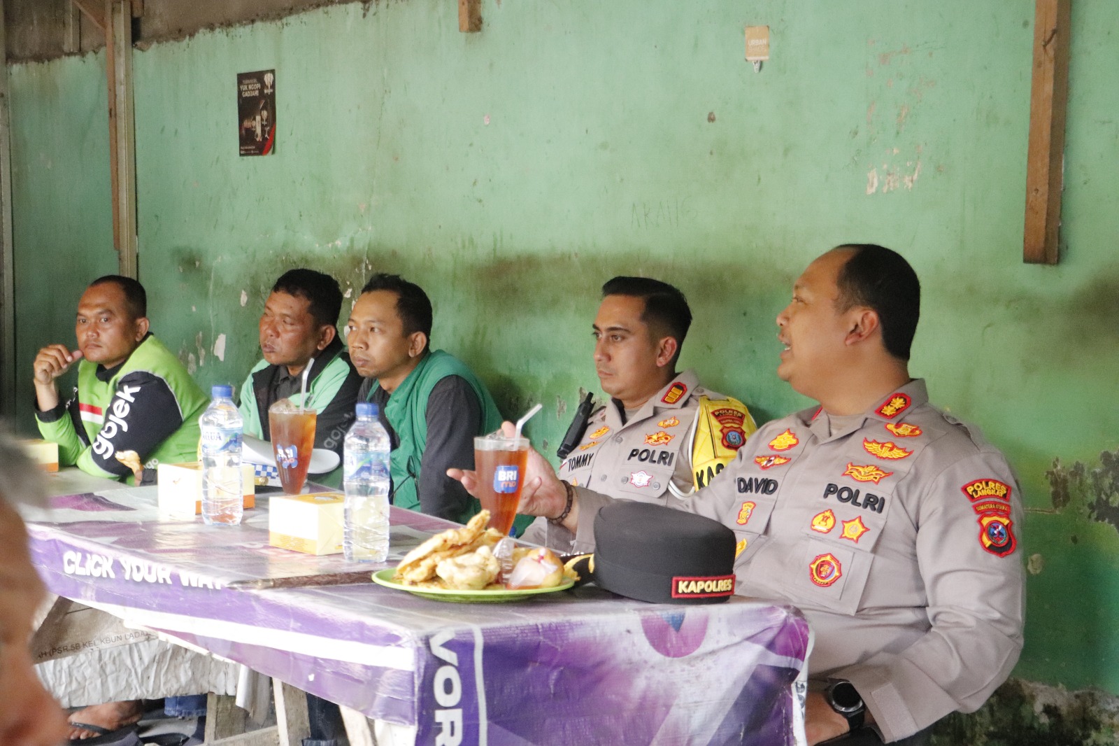 Ngopi Berkeselamatan Bersama Ojol, Kapolres Langkat Dorong Budaya Tertib Lalu Lintas dari Ruang Dialog