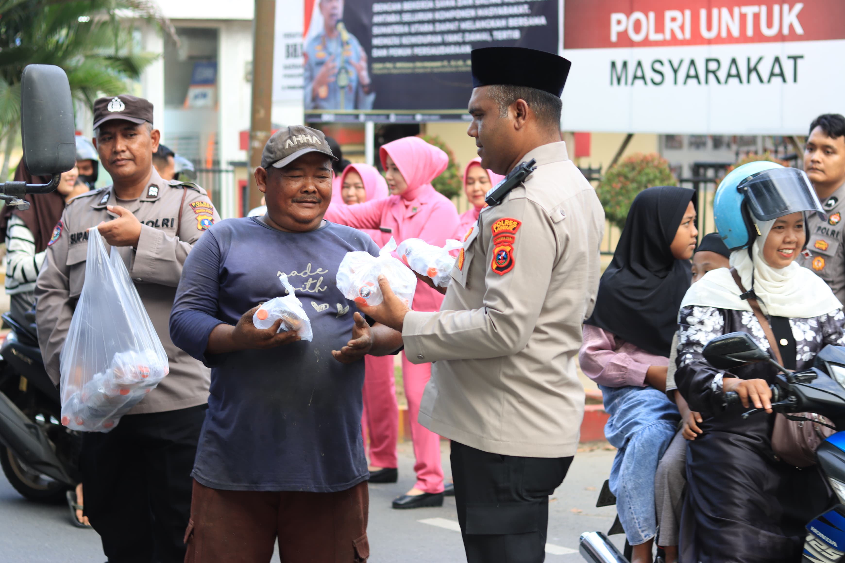Hari ke-5 Ramadhan, Polres Langkat Berbagi Takjil untuk Masyarakat