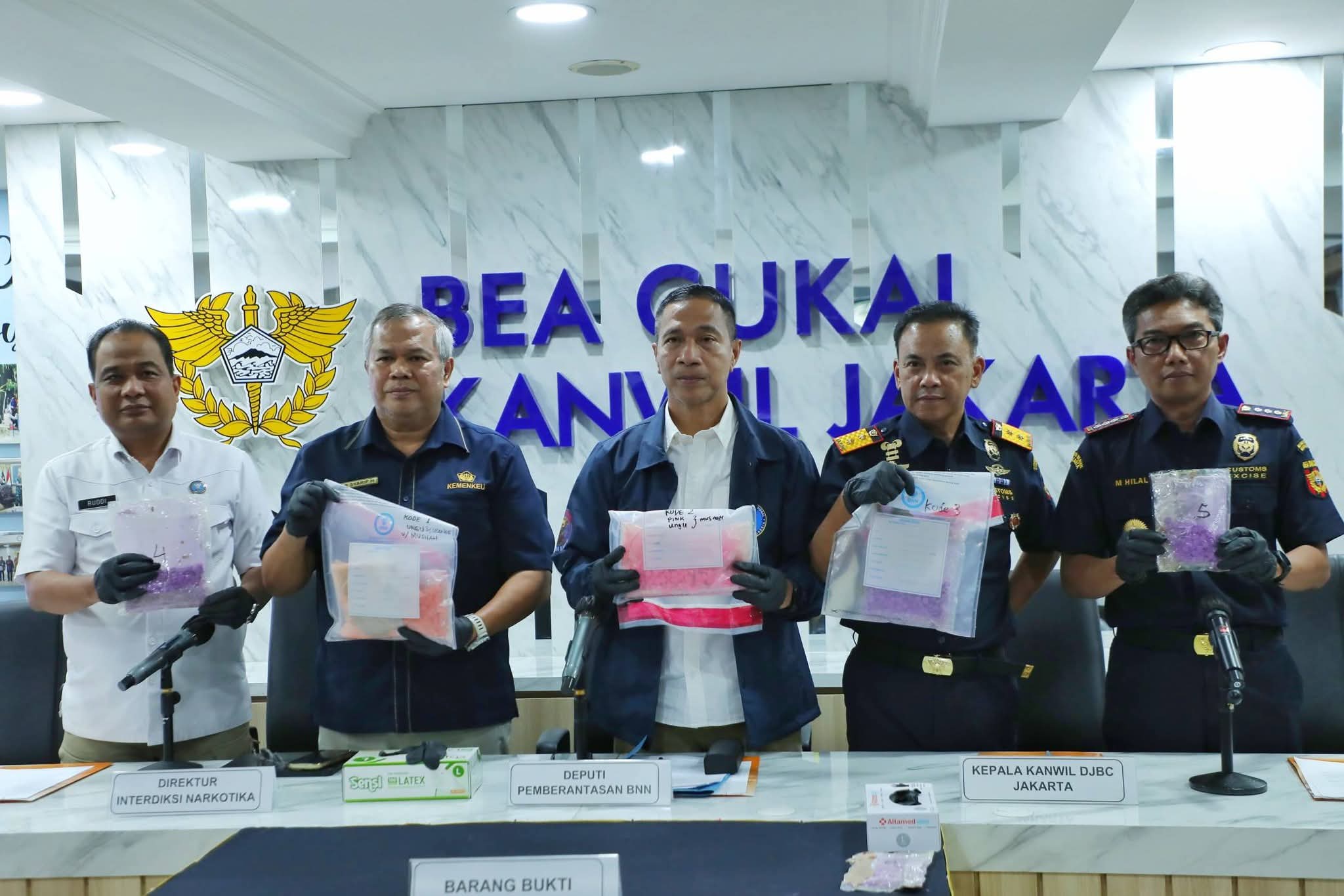 BNN Bersama Bea dan Cukai Berhasil Ungkap Kasus Pengiriman 1.907,2 Gram Ekstasi