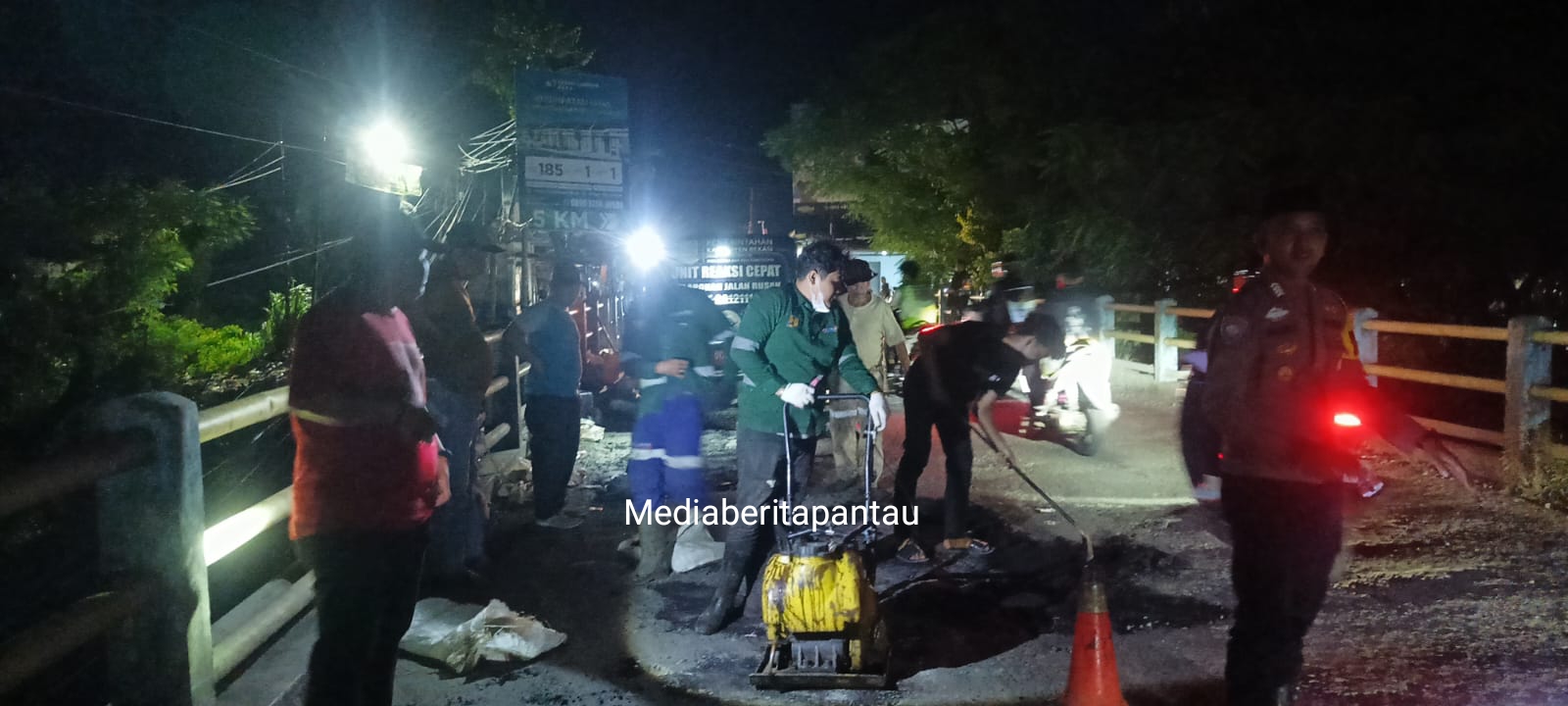 Pemdes Srimahi Buktikan Aksi Nyata! Solid Bergerak Kawal Penambalan Jalan Sasak CBL Hingga Larut Malam