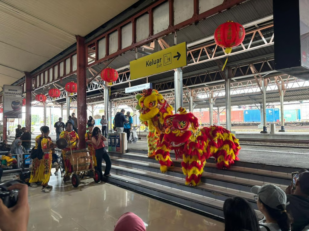 Sambut Tahun Baru Imlek, Atraksi Barongsai Hibur Pelanggan KA di Stasiun Semarang Tawang