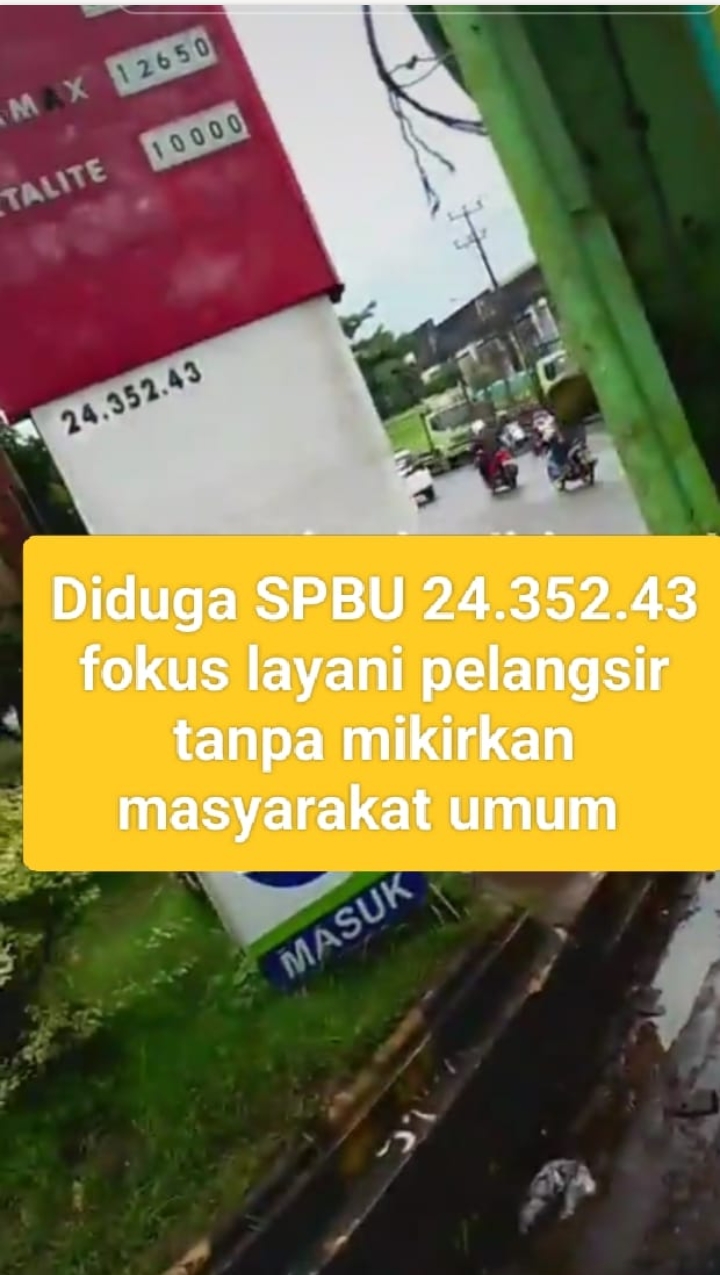 Diduga mobil Pelangsir Fuso dan truk Terpantau Kamera Tim media Lagi Isi BBM subsidi Di SPBU 24.352.43 Way Lunik Bikin Resah Sopir Mobil Yang Bukan Pengecor
