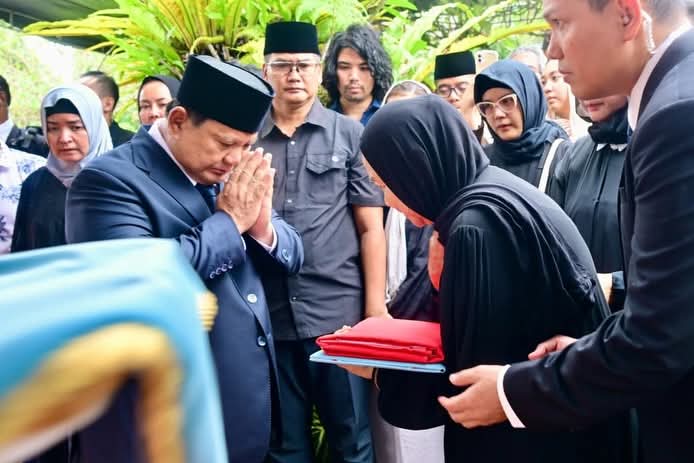 Presiden Prabowo Pimpin Upacara Pemakaman Try Sutrisno