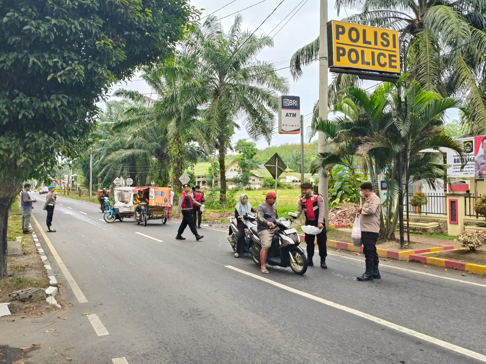 Polres Langkat Berbagi Takjil di Hari ke-24 Ramadhan