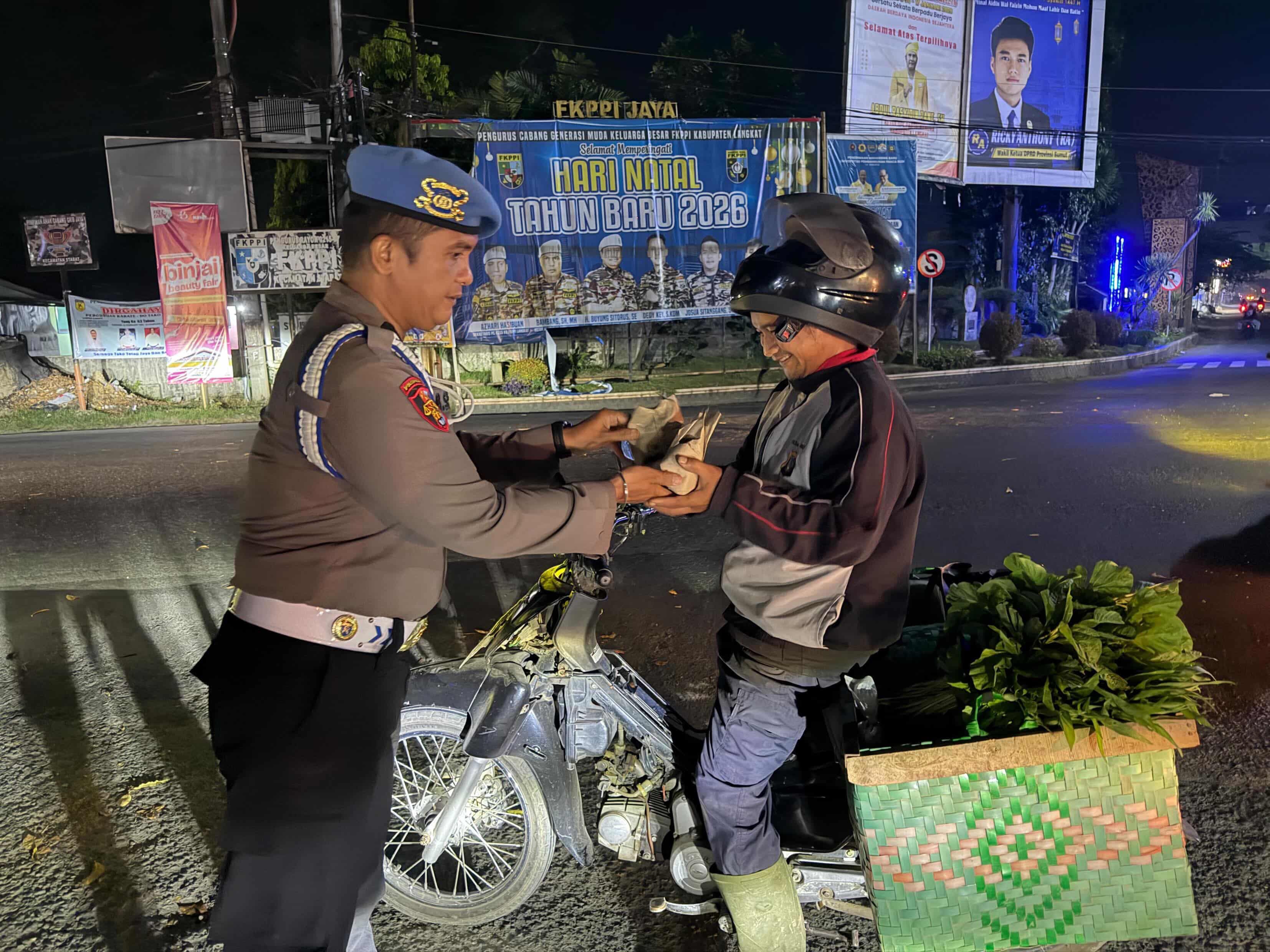Polres Langkat Berbagi Nasi Sahur di Hari ke-27 Ramadhan, Wujud Kepedulian Untuk Masyarakat
