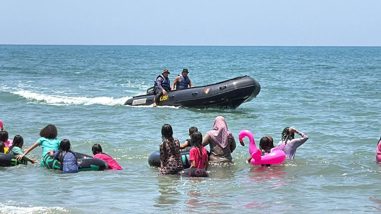 Kapolres Pidie Sapa Pengunjung dan Pantau Aktivitas Pemandian di Pantai Mantak Tari