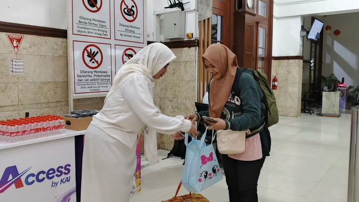 KAI Daop 9 Jember Sediakan Takjil dan Buka Puasa Gratis Bagi Penumpang serta Masyarakat