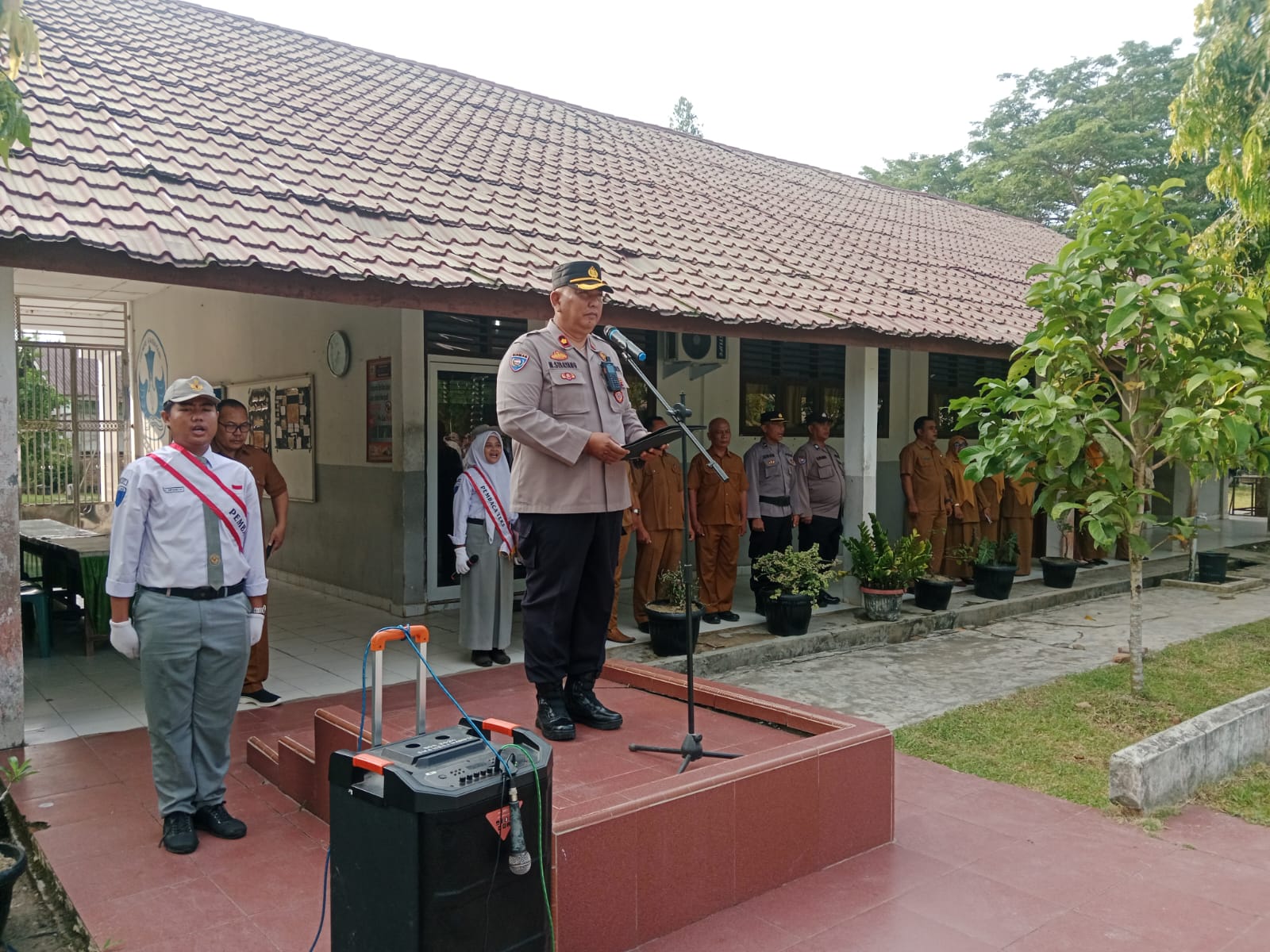 Kasat Binmas Polres Langkat Jadi Pembina Upacara, Sampaikan Pesan Kamtibmas Kepada Pelajar