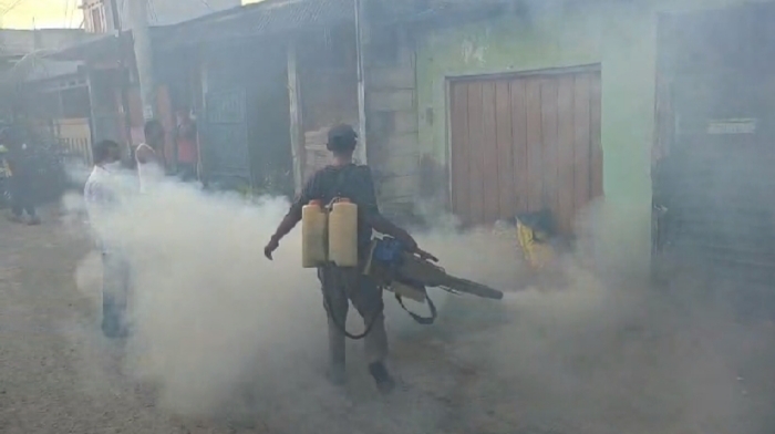 Respons Cepat Ancaman DBD, Kades Kedung Pengawas Lakukan Fogging di Pondok Afi 2