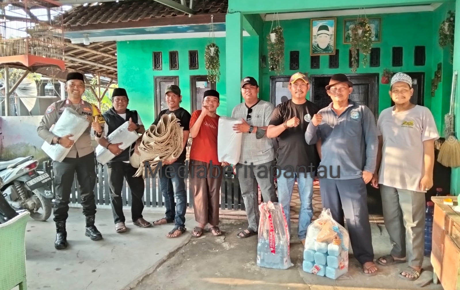 Pemdes Srimahi Salurkan Kain Kafan ke Setiap Dusun, Program Berjalan 5 Tahun  Perkuat Layanan Sosial Warga